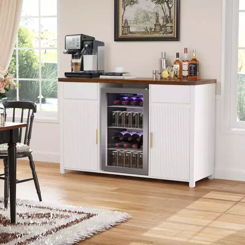 Mobile bar bianco con spazio per frigo e contenitore, larghezza 135 cm, design a 2 ante scanalate per 1–2 utenti