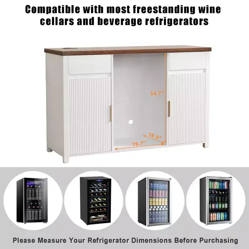 Mobile bar bianco con spazio per frigo e contenitore, larghezza 135 cm, design a 2 ante scanalate per 1–2 utenti