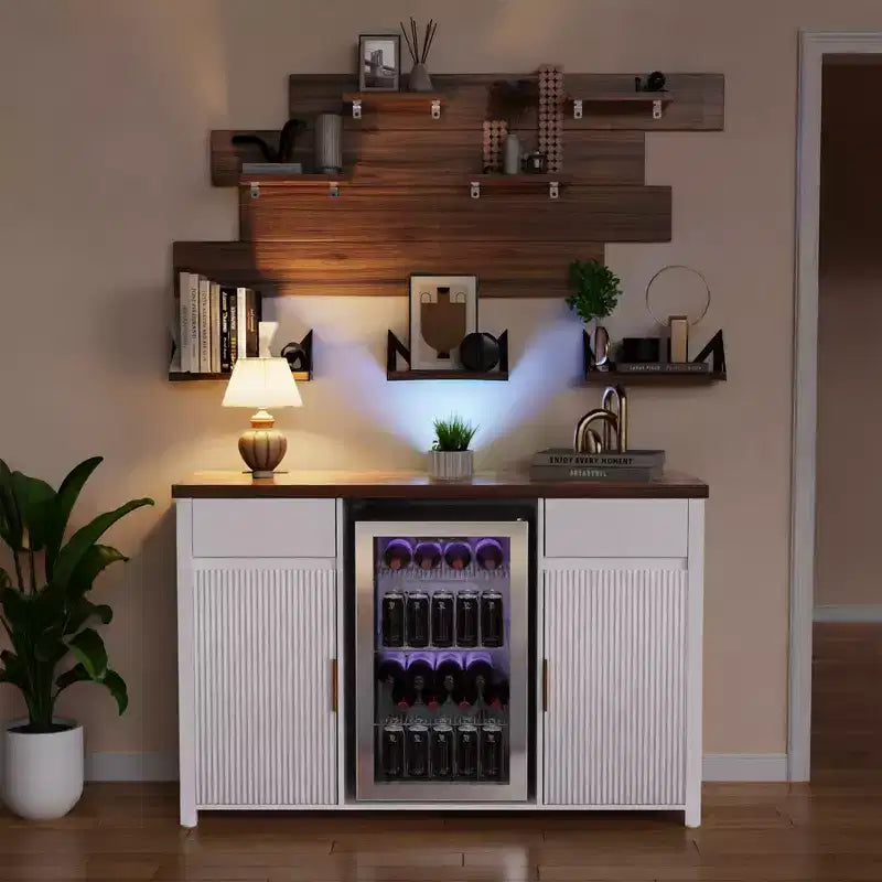 Mobile bar bianco con spazio per frigo e contenitore, larghezza 135 cm, design a 2 ante scanalate per 1–2 utenti