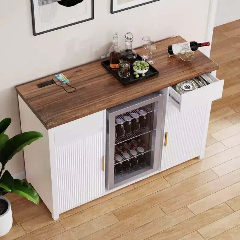 Mobile bar bianco con spazio per frigo e contenitore, larghezza 135 cm, design a 2 ante scanalate per 1–2 utenti