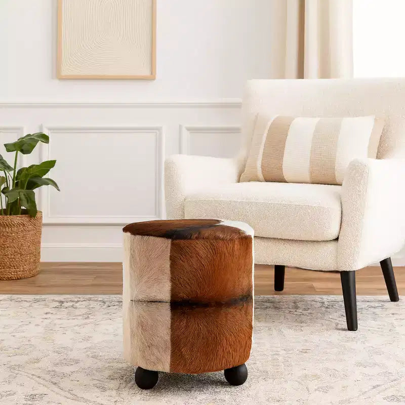 Pouf Contenitore Decorativo con Stampa Mucca e Piedini a Sfera - Comodo Pouf Poggiapiedi Versatile, Sgabello per Soggiorno - 20 pollici, Marrone e Avorio