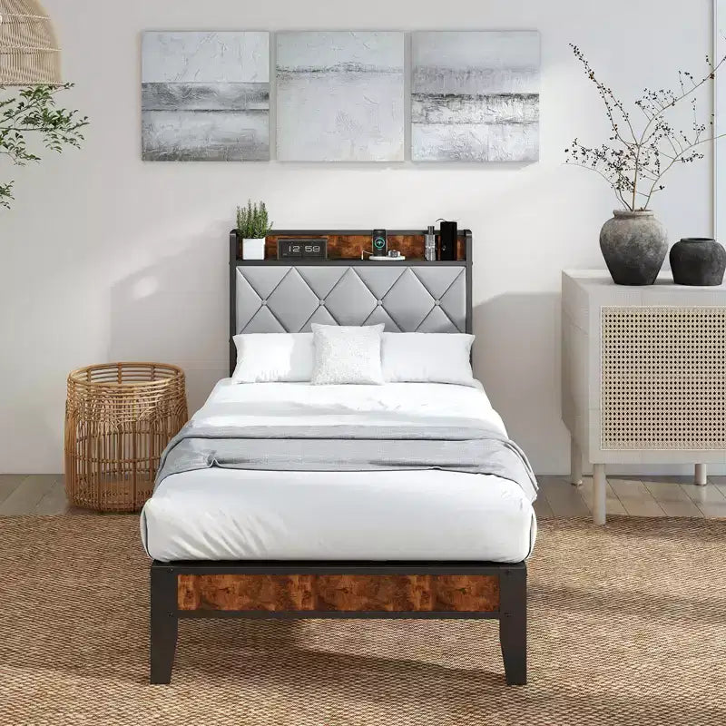 Letto a piattaforma imbottito con mensola nella testiera, singolo/matrimoniale/queen/king, 1 persona