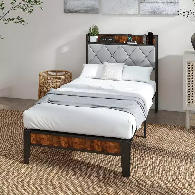 Letto a piattaforma imbottito con mensola nella testiera, singolo/matrimoniale/queen/king, 1 persona