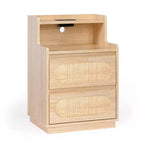 Comodino a 2 cassetti beige con ripiano aperto e presa di corrente integrata - singolo